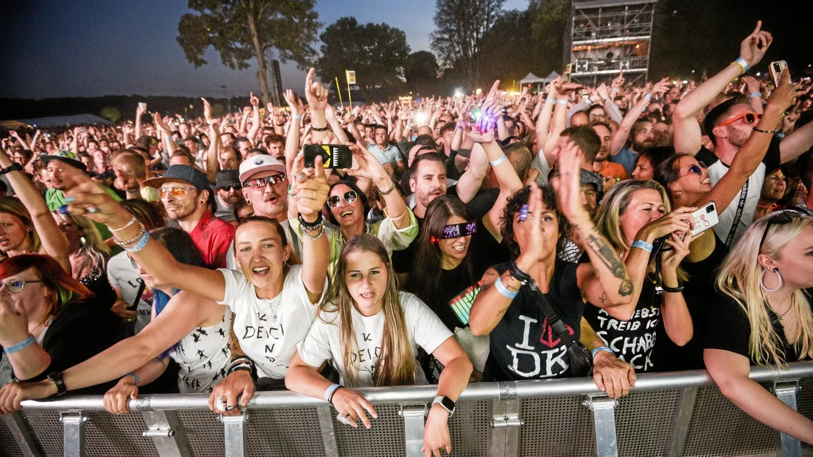 Die Fans waren aus dem Häuschen. Wegen der Corona-Pause mussten sie zwei Jahre auf den Auftritt warten.