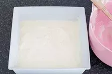 Die fertige Eismasse wird in die Form gefüllt und gekühlt