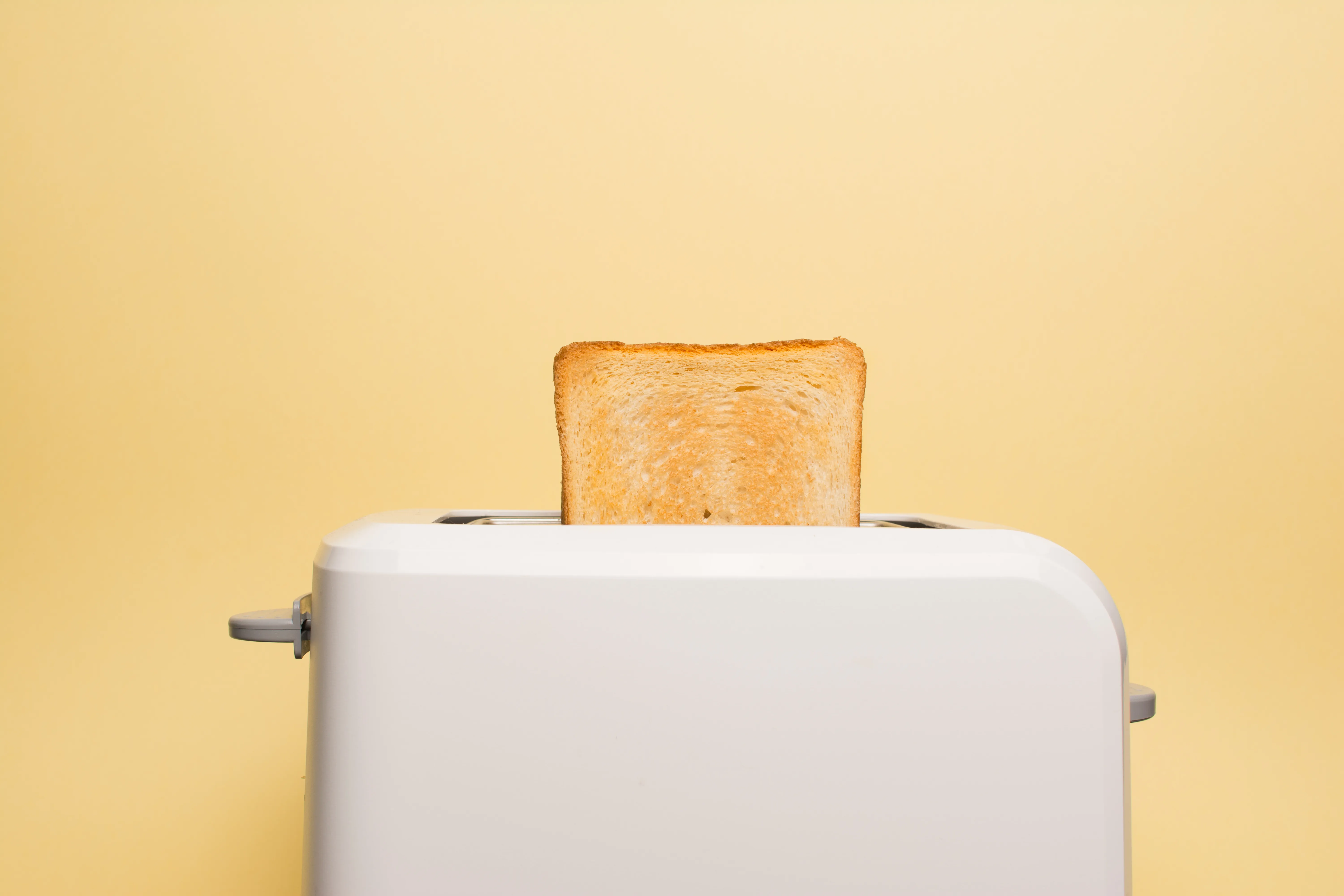 Die Leistung des Toasters beeinflusst die Geschwindigkeit des Bräunens.