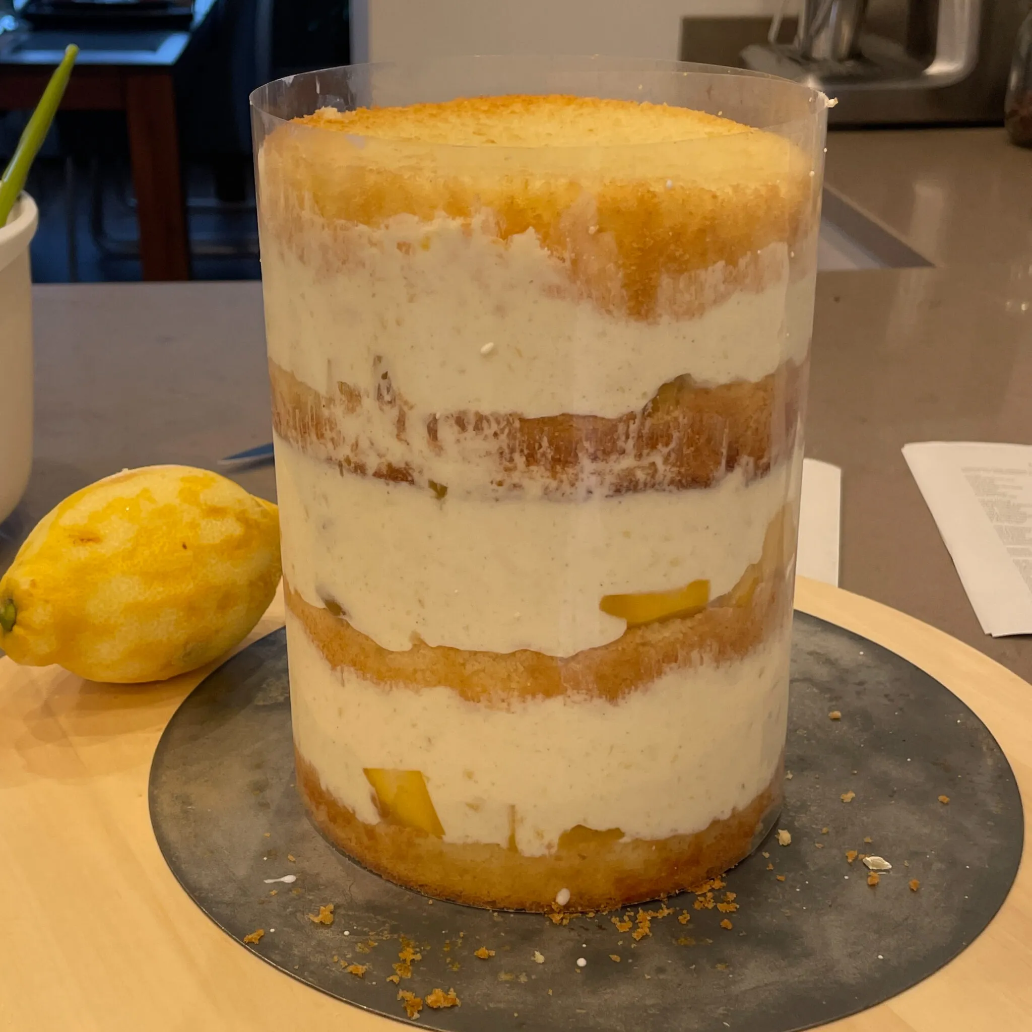 Die Tortenböden werden vorbereitet.