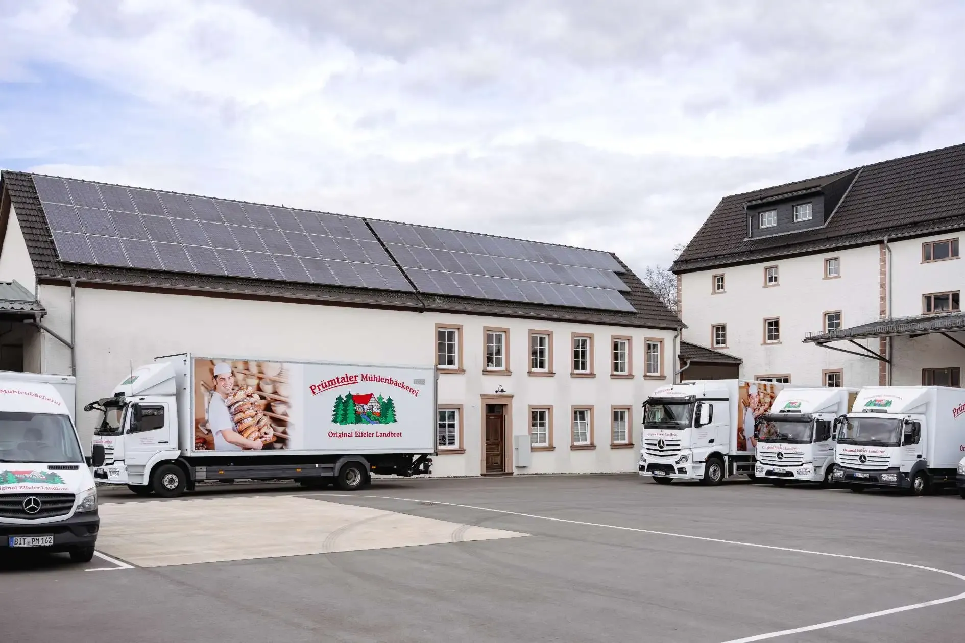 Ein Bäcker formt Teig für Brote von Hand.