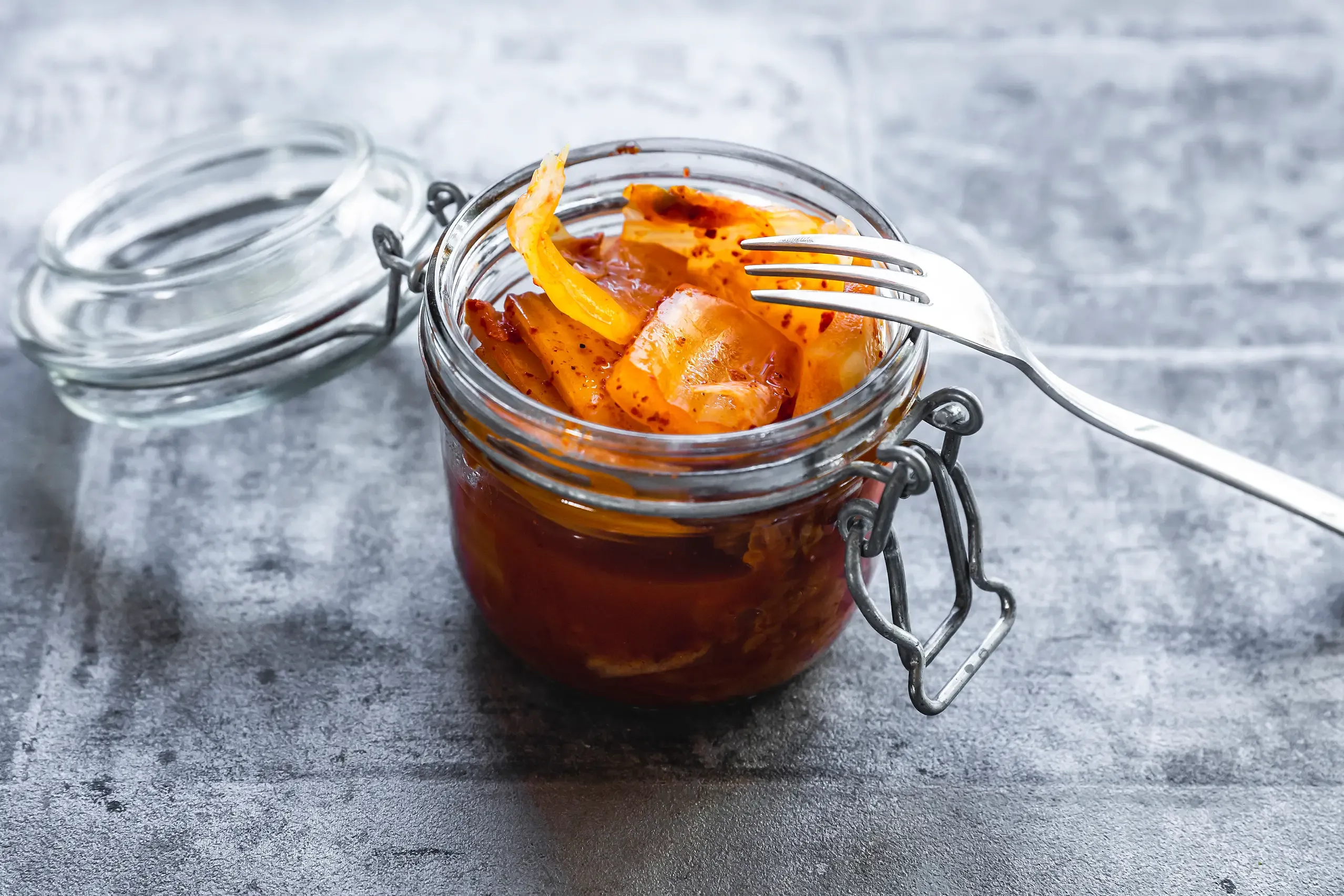 Ein Einmachglas mit Kimchi