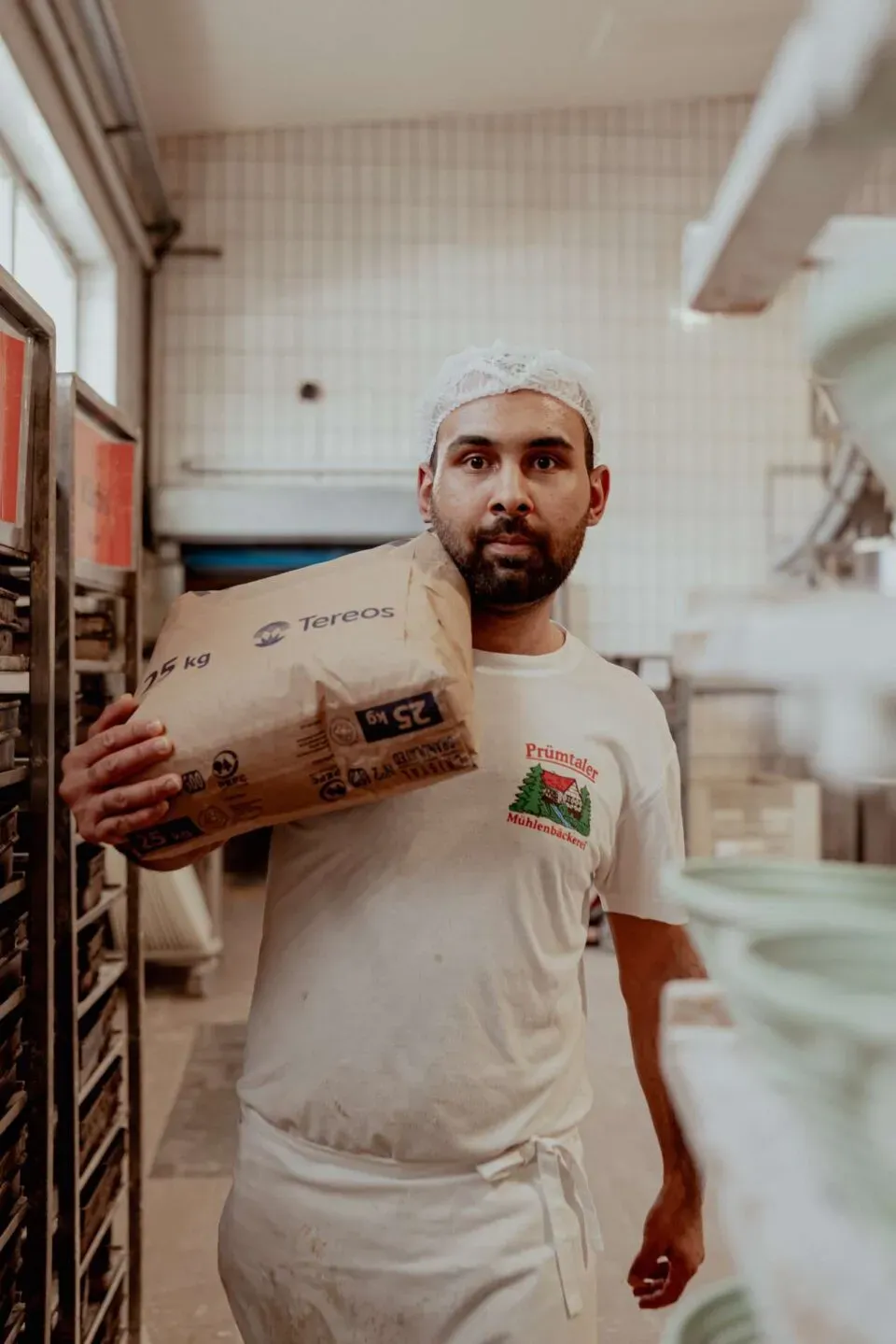Ein Feld mit reifem Getreide in der Eifel.