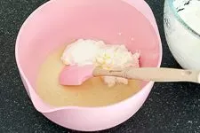 Ein Teil der Sahne wird unter die Kondensmilch gerührt