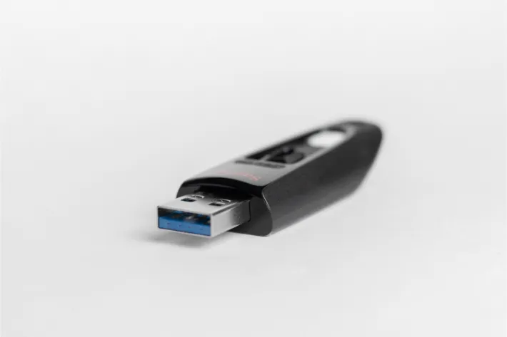 Ein USB-Stick auf einem Schreibtisch: eine Erinnerung, unbekannte Wechselspeicher zu meiden, um Ransomware zu verhindern