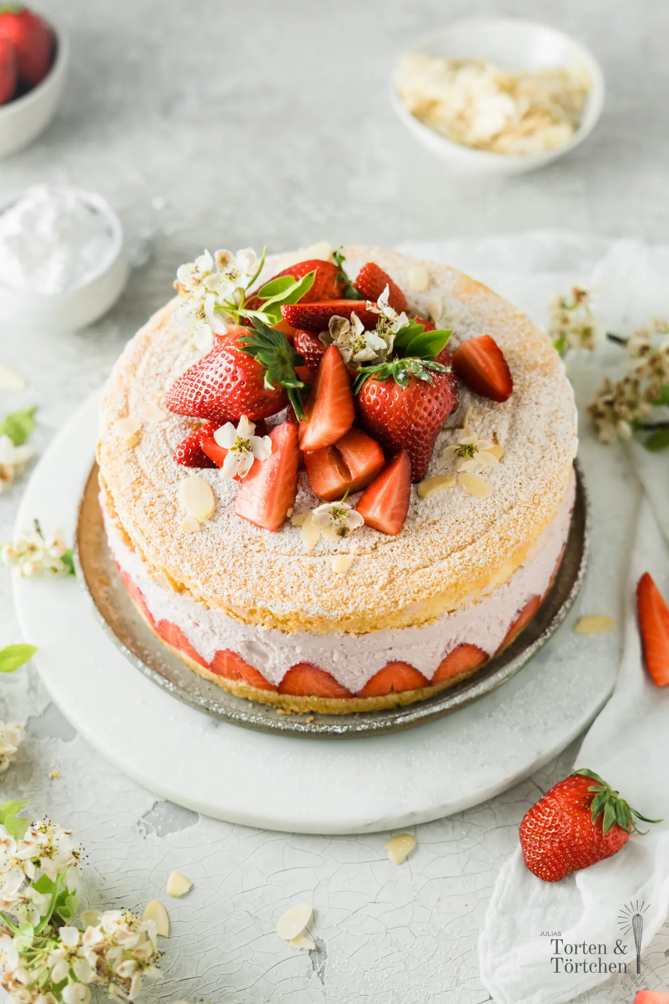 Erdbeer-Käse-Sahne-Torte mit frischen Erdbeeren