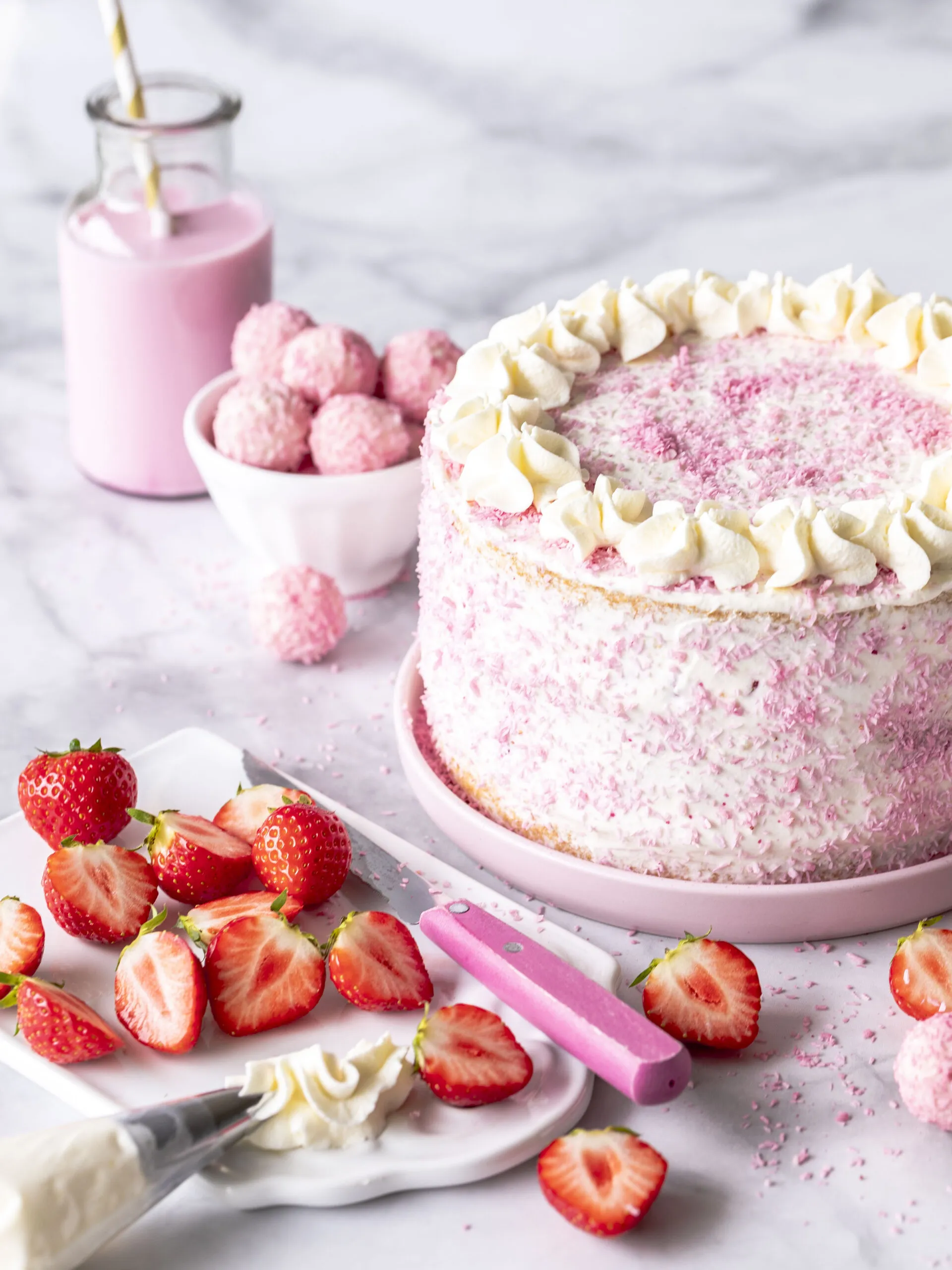 Erdbeer-Kokos-Torte mit frischen Erdbeeren und Kokosraspeln