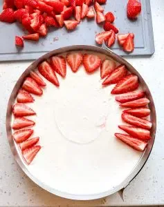 Erdbeeren auf dem Kuchen verteilen