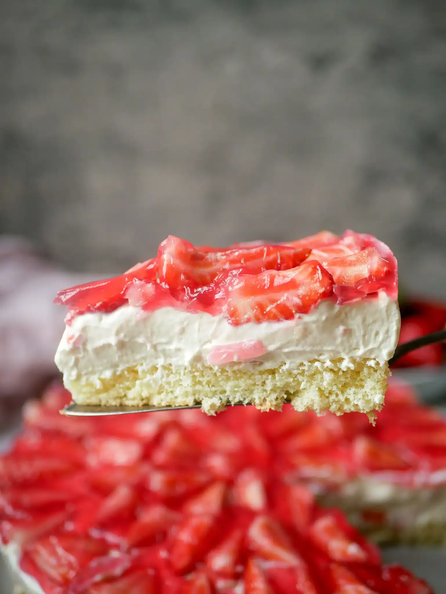 Erdbeerkuchen mit Schmand und Sahne