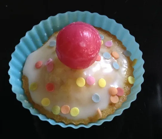 Erst mit dem Kirschlutscher ist unser Konfetti-Muffin komplett