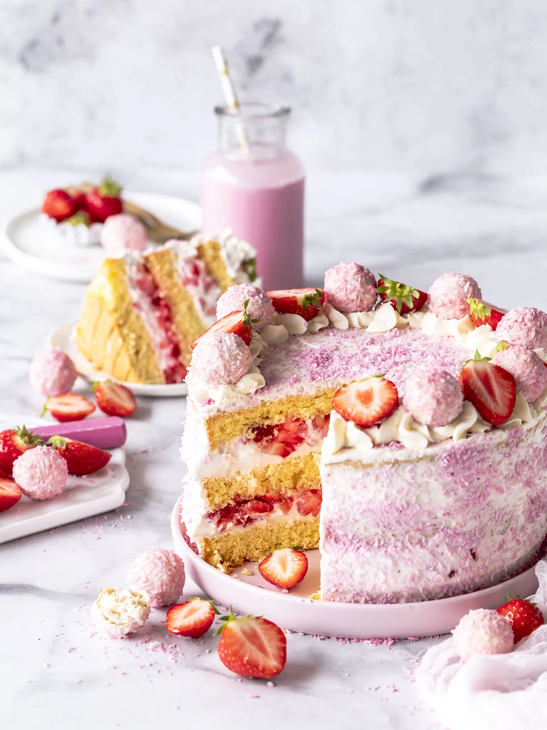 Fertige Erdbeer-Kokos-Torte dekoriert