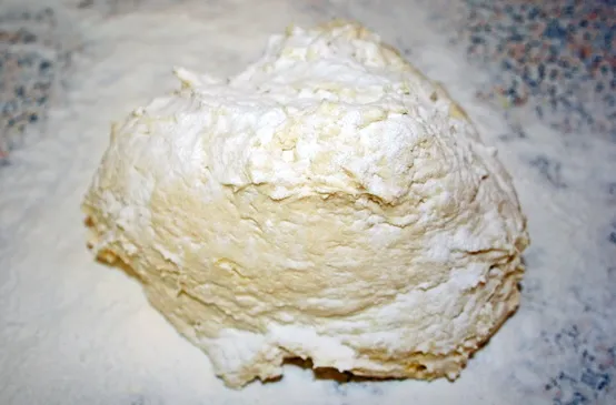 Formen von glutenfreiem Laugengebäck