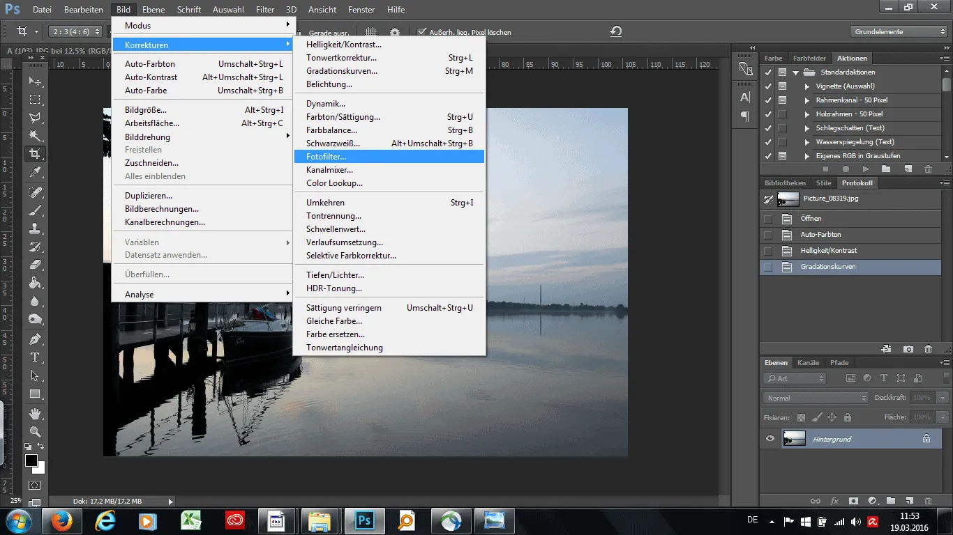 Foto von einem Boot, das am Steg liegt, in Photoshop