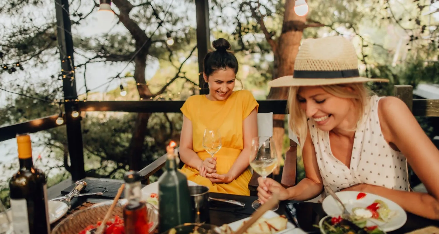 Freundinnen trinken Wein