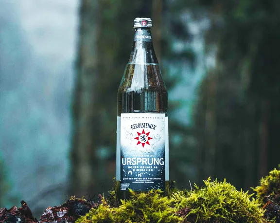 Gerolsteiner Ursprung Mineralwasser in Glasflaschen.