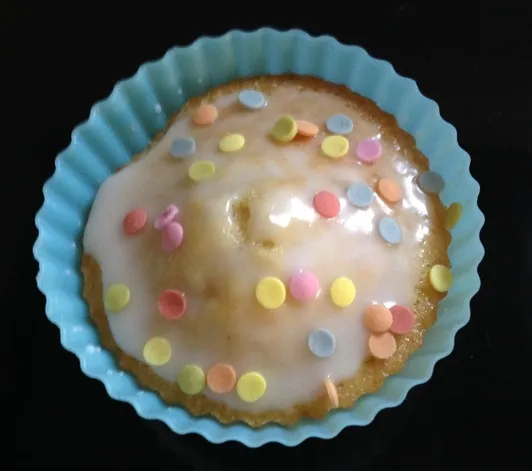 In den Zuckerguss etwas Zuckerkonfetti streuen