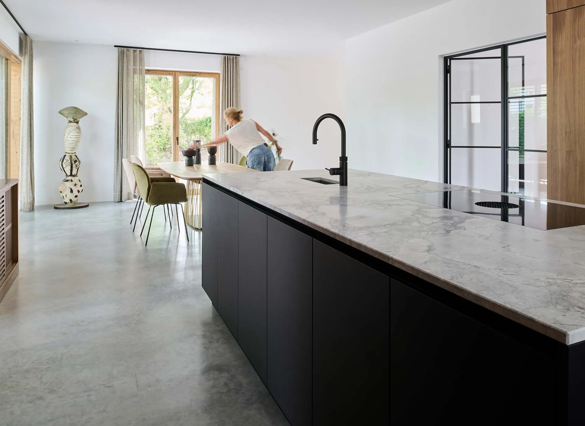 Küche in U-Form mit Insel und Quarzit