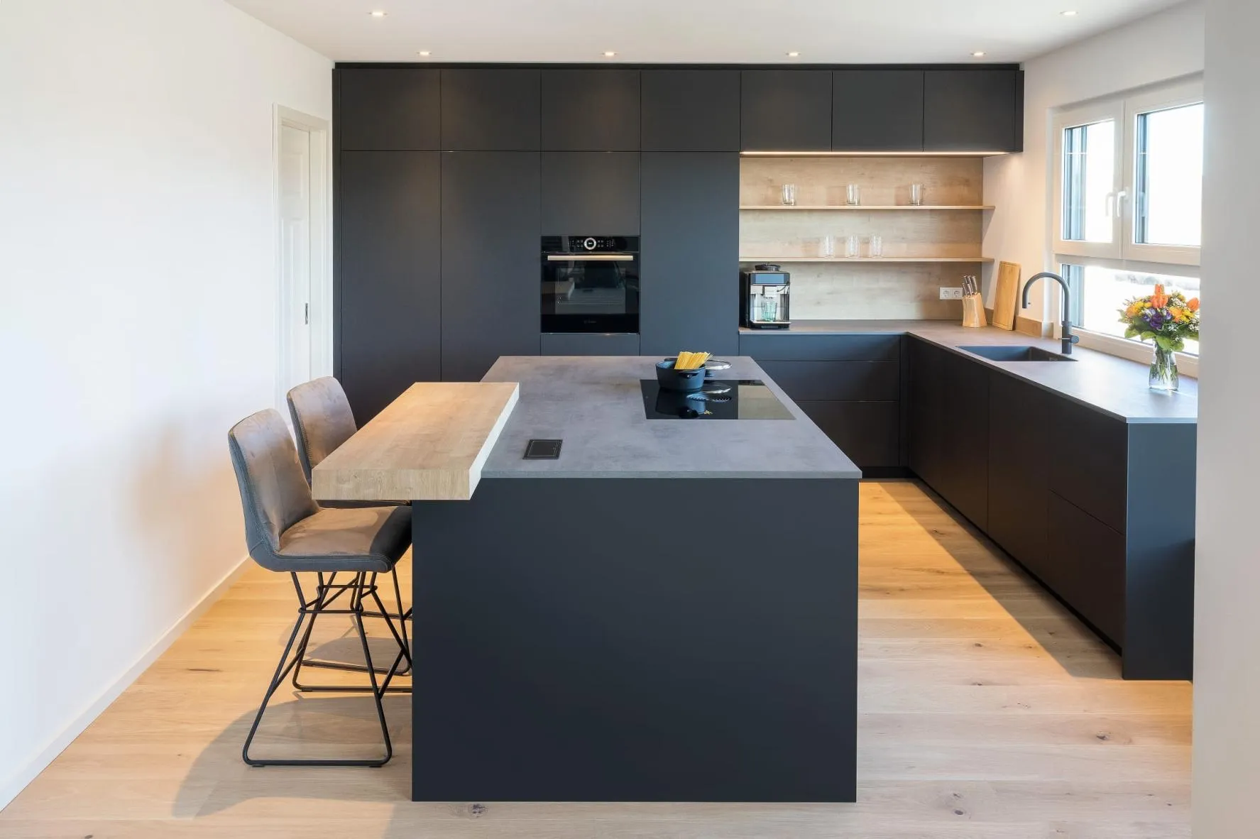 Kücheninsel mit Theke und Hocker