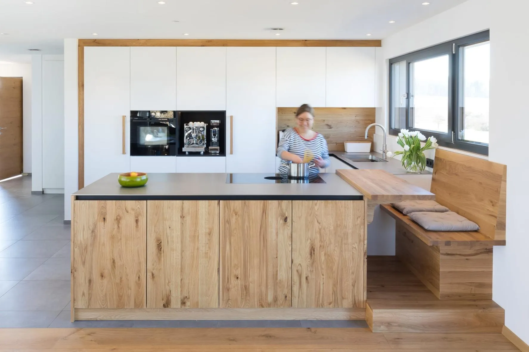 Kücheninsel mit Theke und Sitzbank aus Holz