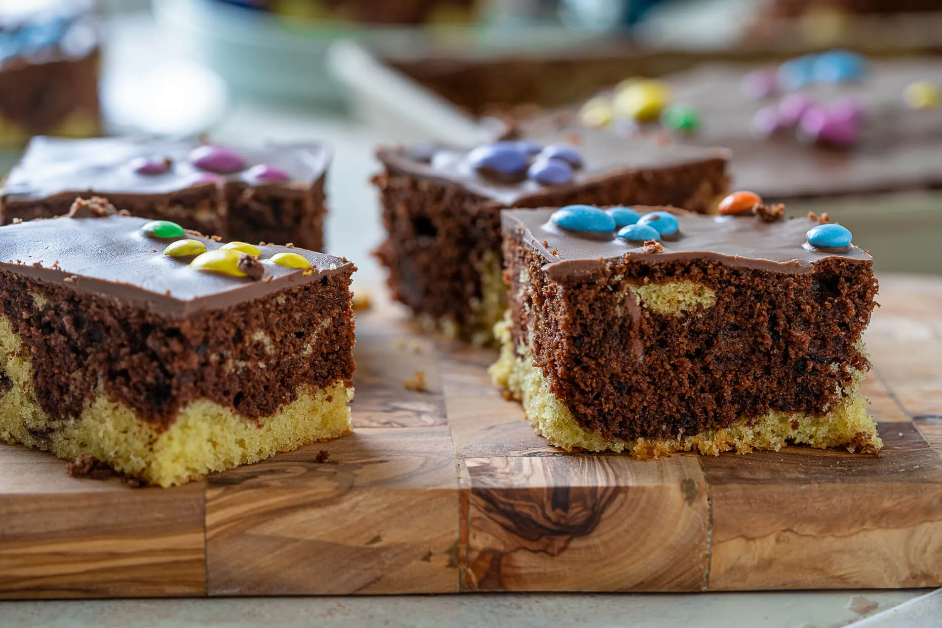 Marmorierter Blechkuchen mit bunten Smarties im Paw Patrol Look