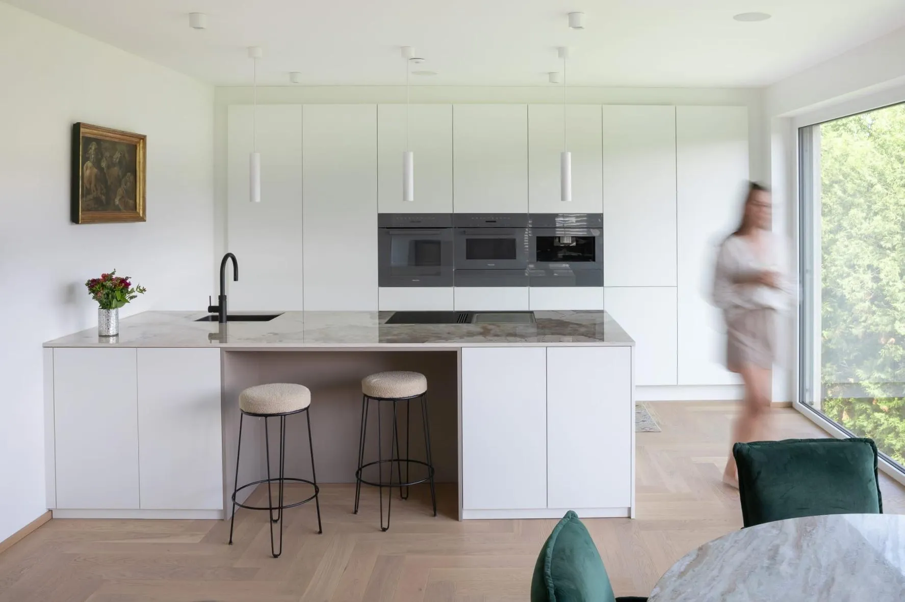 Minimalisische Kücheninsel mit Sitzgelegenheit