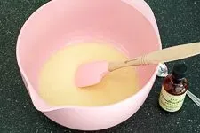 Optionale Zutaten werden zur Kondensmilch-Mischung gegeben