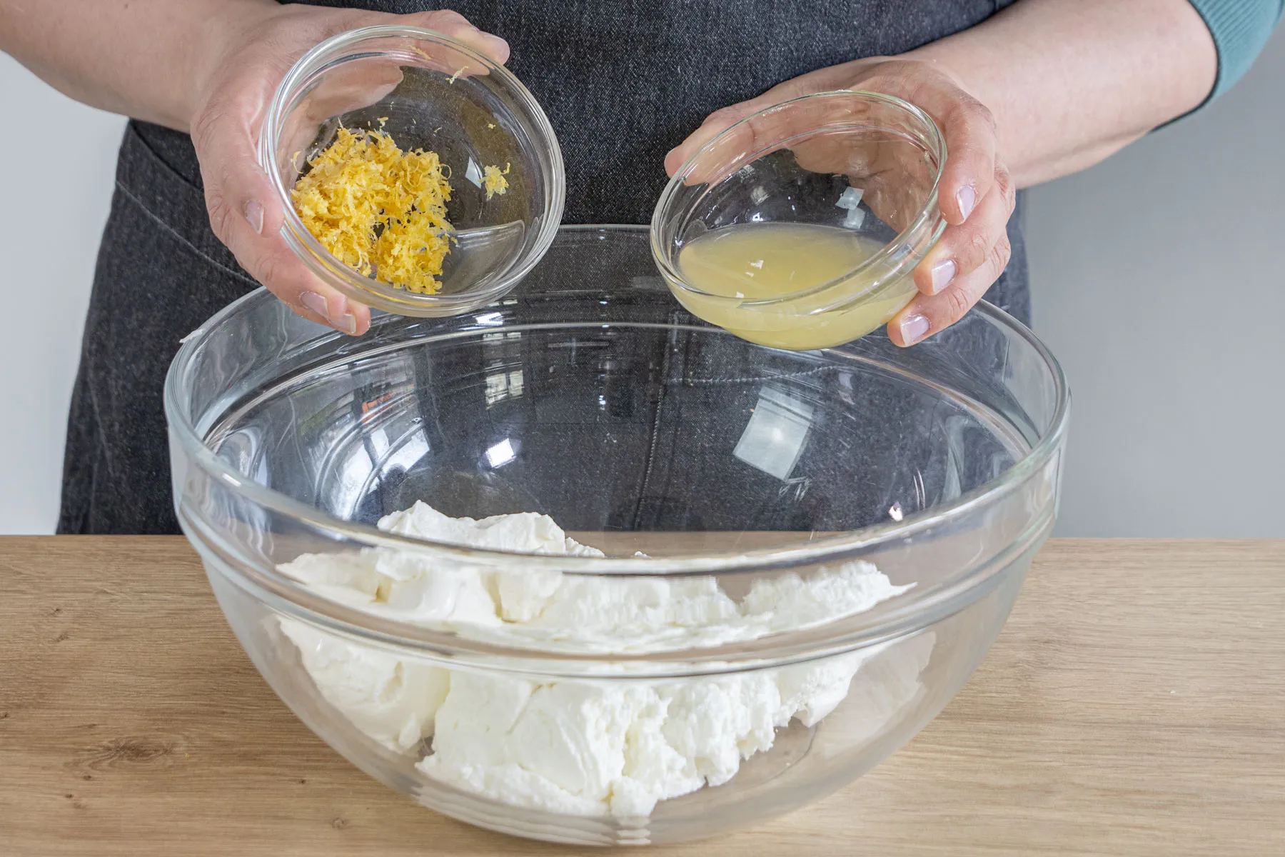 Quark mit Zitronensaft und Abrieb, Zucker und Vanillezucker