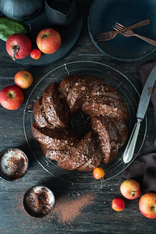 Saftiger Winter-Schokoladen-Gugelhupf mit Apfel