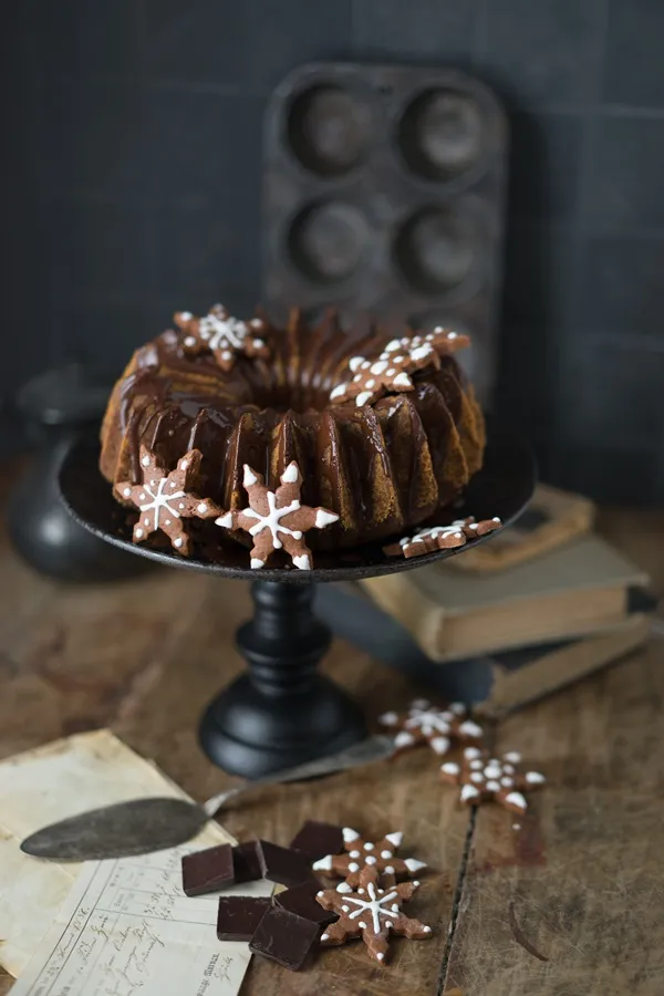 Schoko-Lebkuchen-Gugelhupf mit getrockneten Kirschen