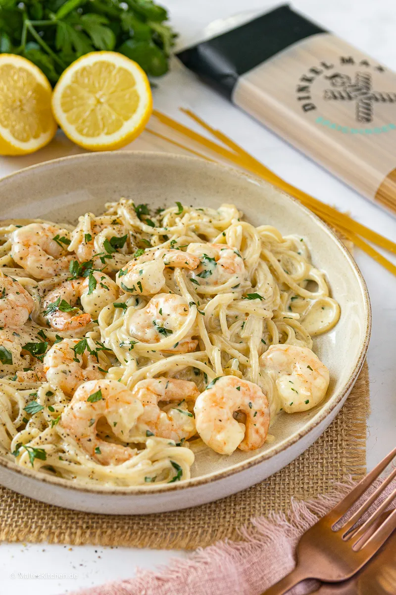 Spaghetti in Käsesauce mit Garnelen