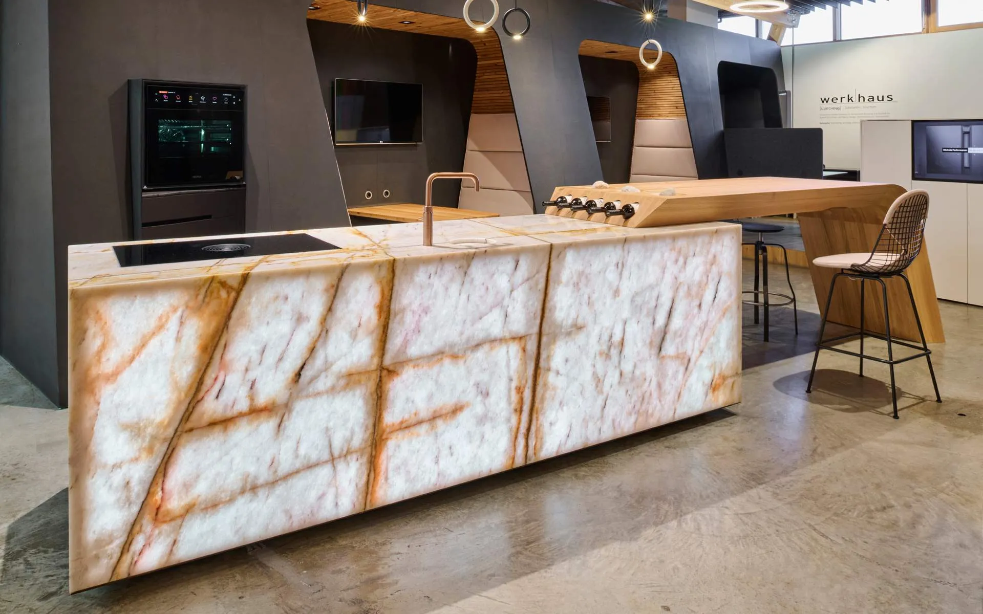 Strahlendes Küchenmonument mit mit innenbeleuchtetem Naturstein