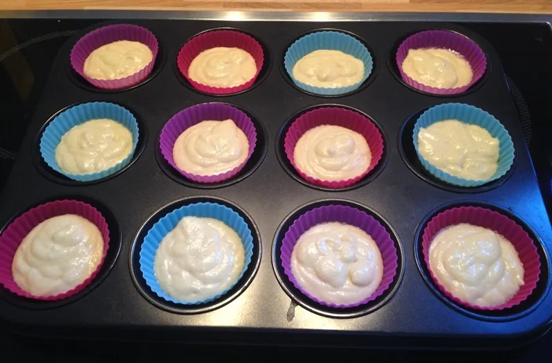 Teig in die Muffinförmchen füllen