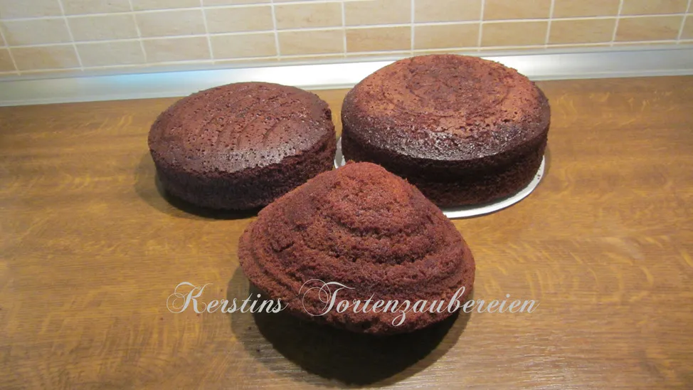 Torte mit Buttercreme eingestrichen