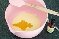 Vanille wird der Kondensmilch hinzugefügt