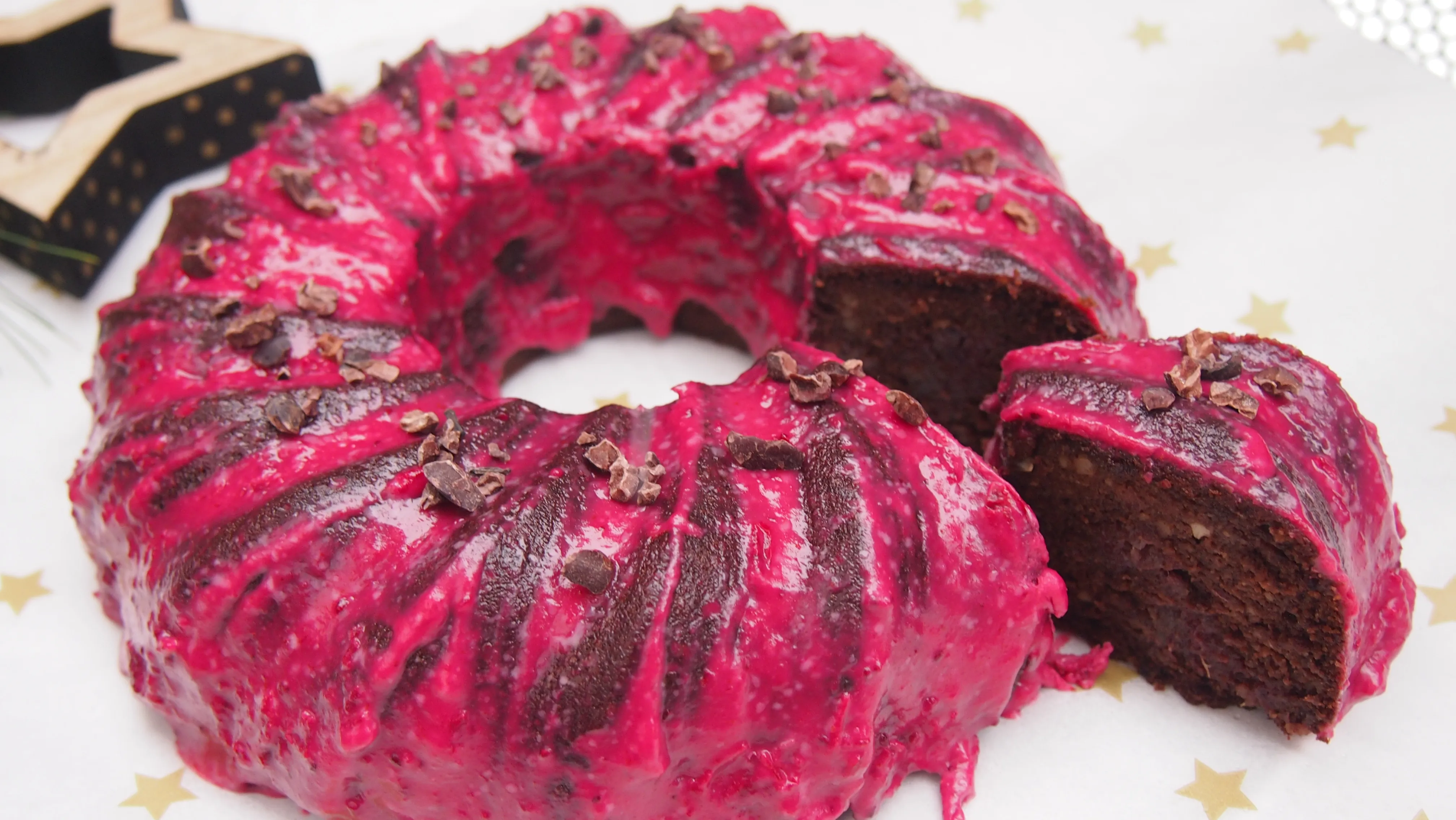 Veganer Gewürzkuchen mit Cranberry Glasur ohne raffinierten Zucker