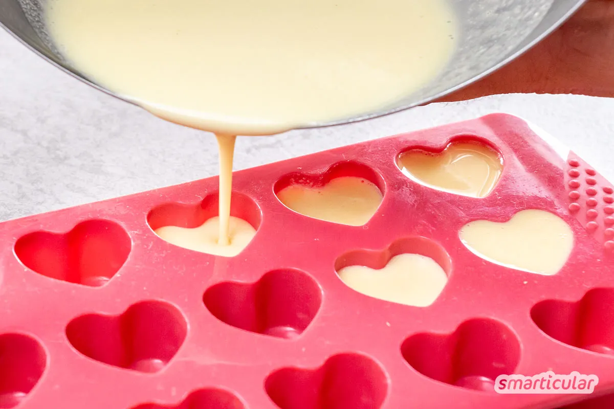 Weiße Schokolade selber machen: das ist ganz leicht. Sie enthält wenig Zucker und lässt sich nach Geschmack verfeinern. Ein Rezept aus drei Zutaten findest du hier.