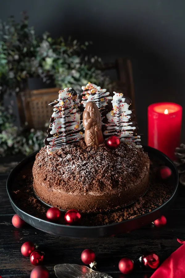 Winter-Maulwurfkuchen mit Zimtsahne und Kirschen