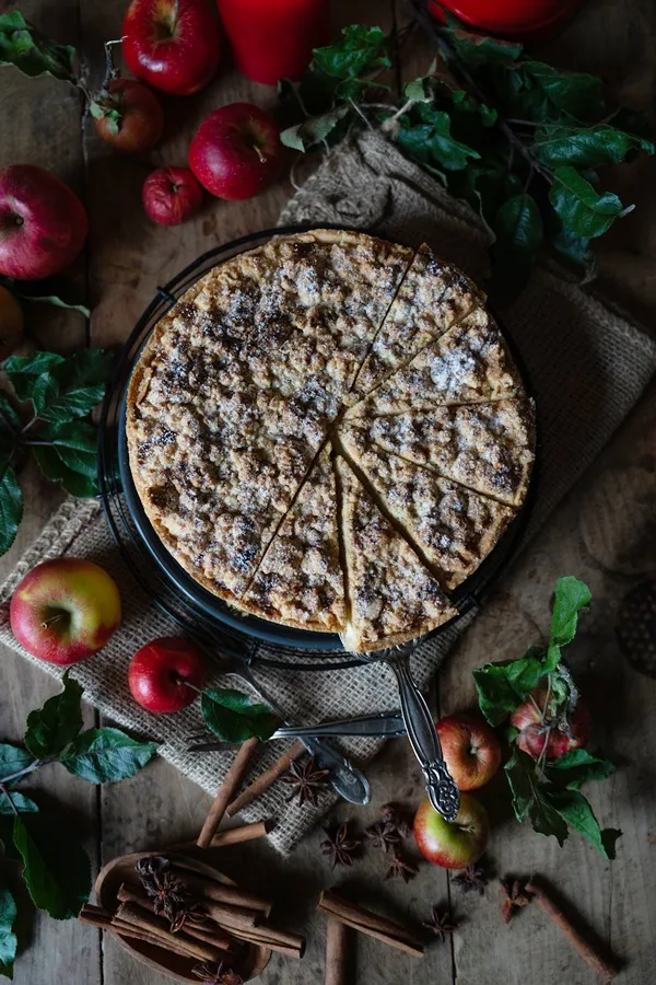 Würziger Bratapfel-Käsekuchen mit Zimtstreuseln