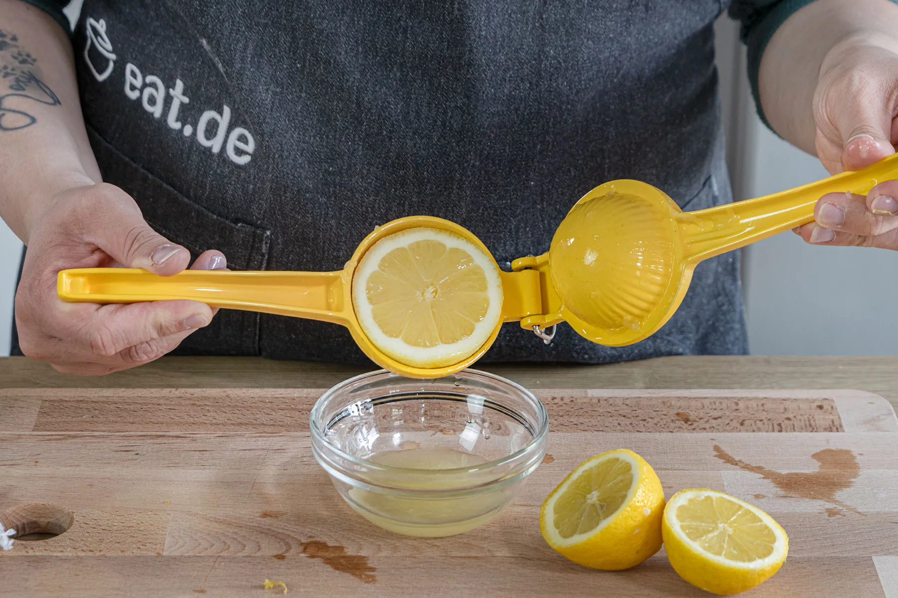 Zitrone auspressen