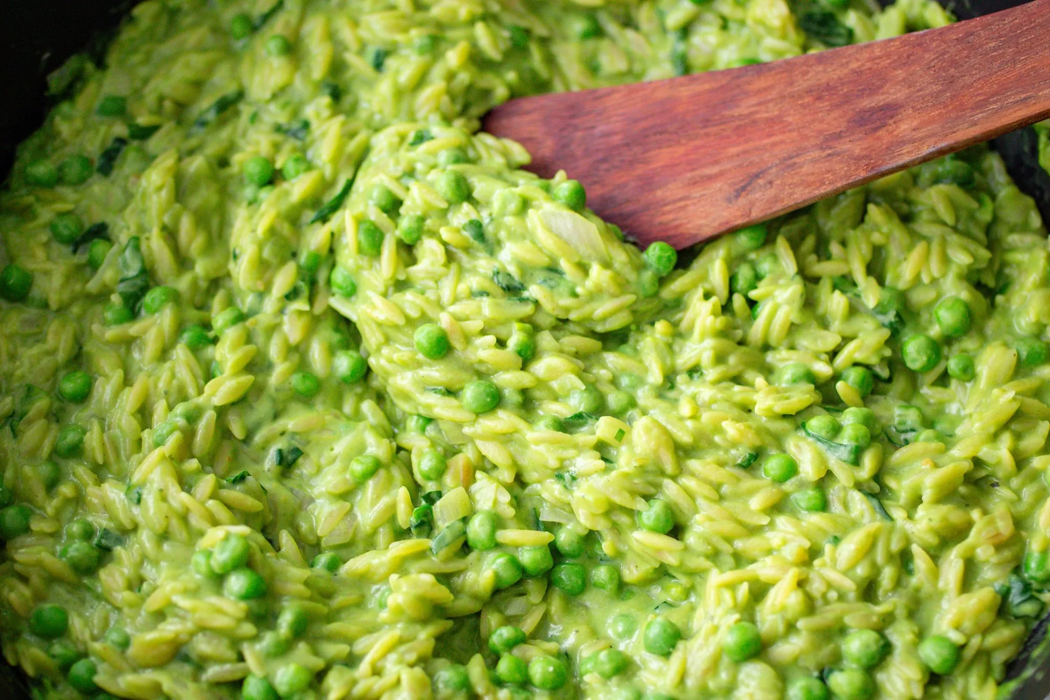 Abschmecken und Verfeinern des Bärlauch-Orzos