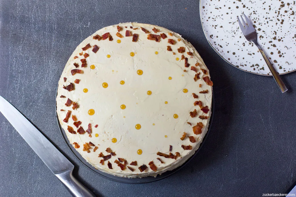 Ahornsirup-Bacon-Torte mit Buttercreme