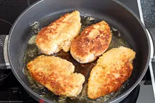 Anbraten der panierten Hähnchenbrust