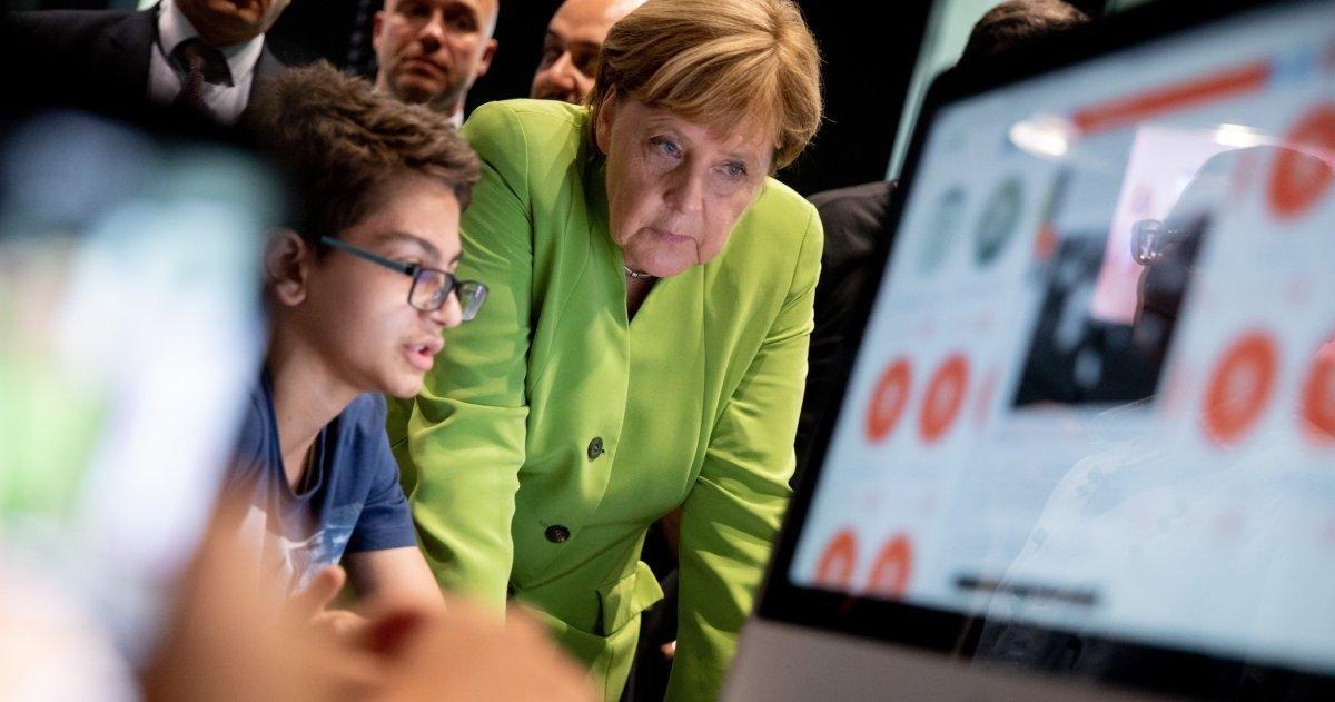 Angela Merkel während ihrer Amtszeit als Bundeskanzlerin, im Gespräch mit internationalen Staats- und Regierungschefs.