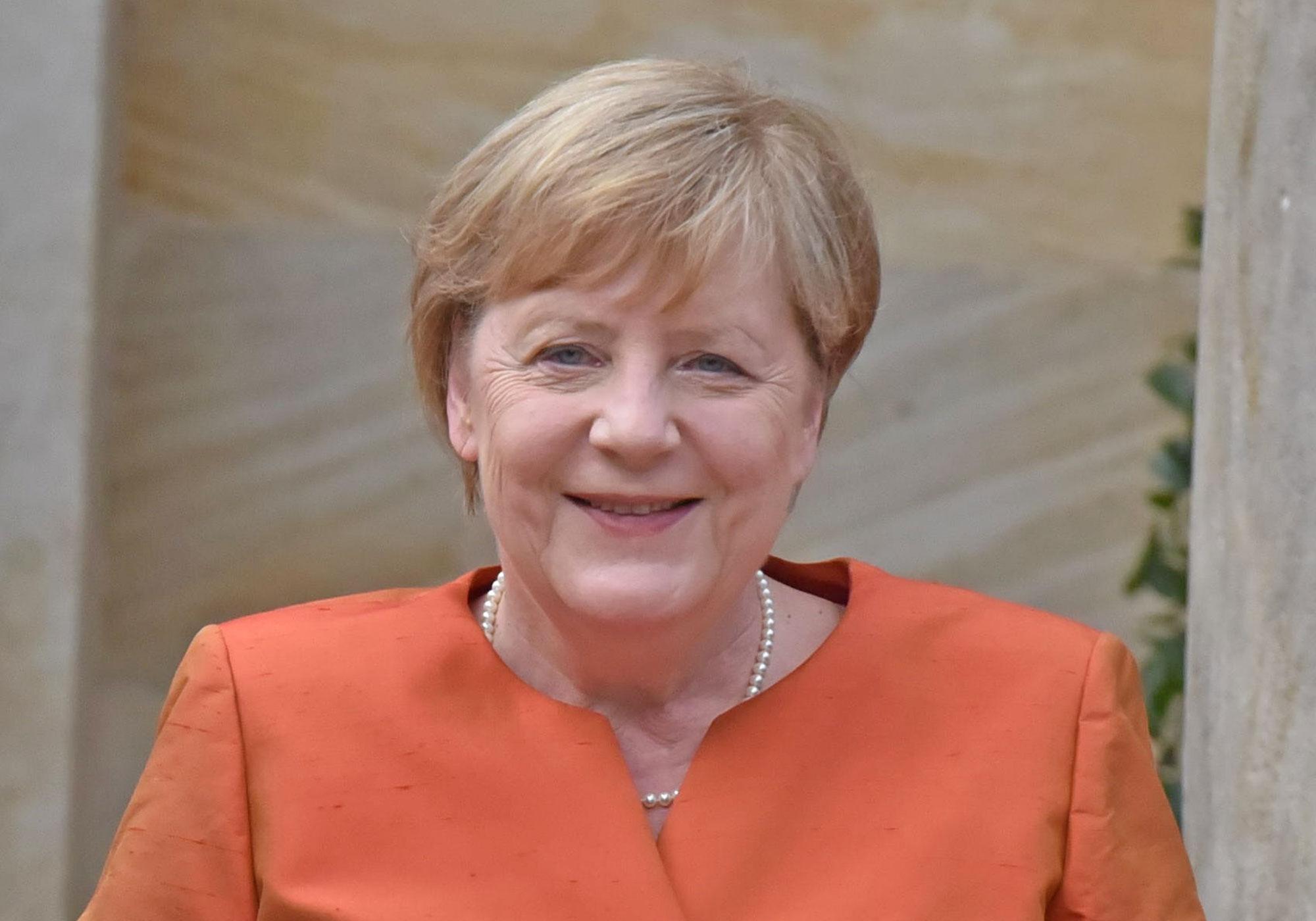 Bundeskanzlerin Angela Merkel im Amt, eine Darstellung ihrer politischen Karriere und ihres Einflusses auf Deutschland und Europa