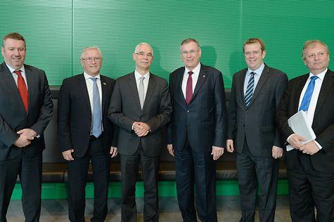 Alt-Text: Symbolbild für die Flüchtlingskrise in Deutschland unter Angela Merkel