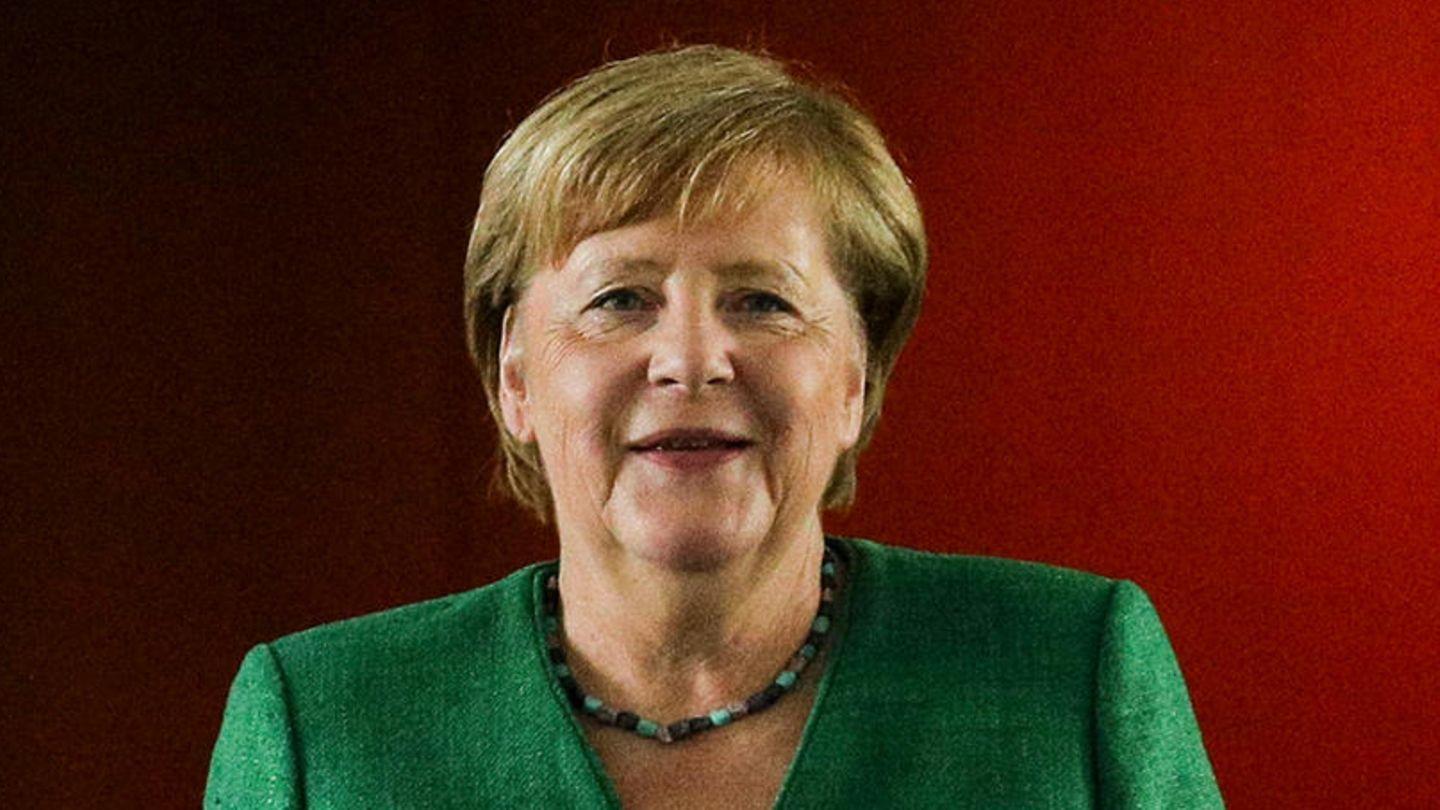 Angela Merkel trägt das berühmte Oslo-Kleid bei einem Staatsbesuch in Berlin, ein elegantes Statement der Diplomatie und Mode.