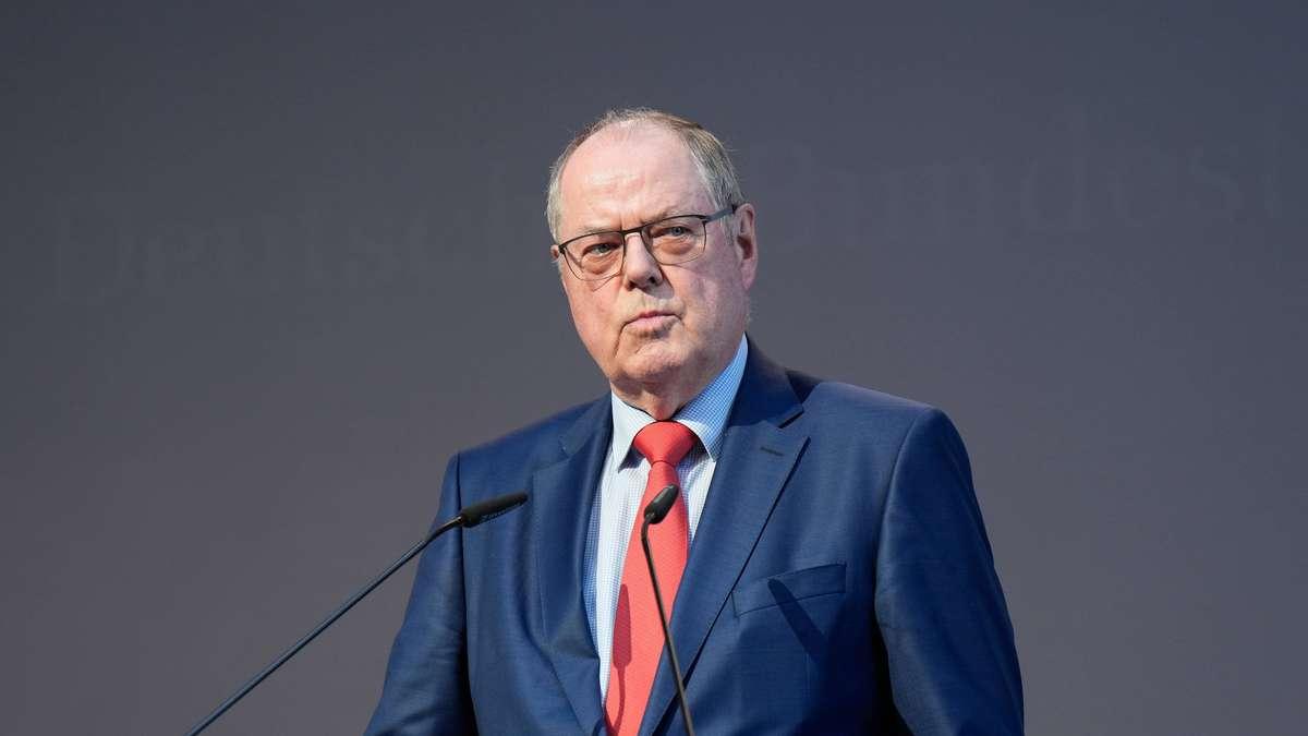 Porträt von Angela Merkel, der ehemaligen deutschen Bundeskanzlerin, mit einem nachdenklichen Ausdruck