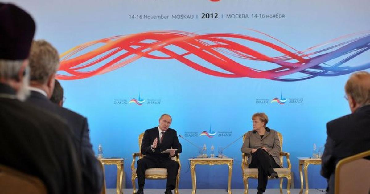 Angela Merkel im Gespräch mit russischen Vertretern, ihre Sprachkenntnisse nutzend