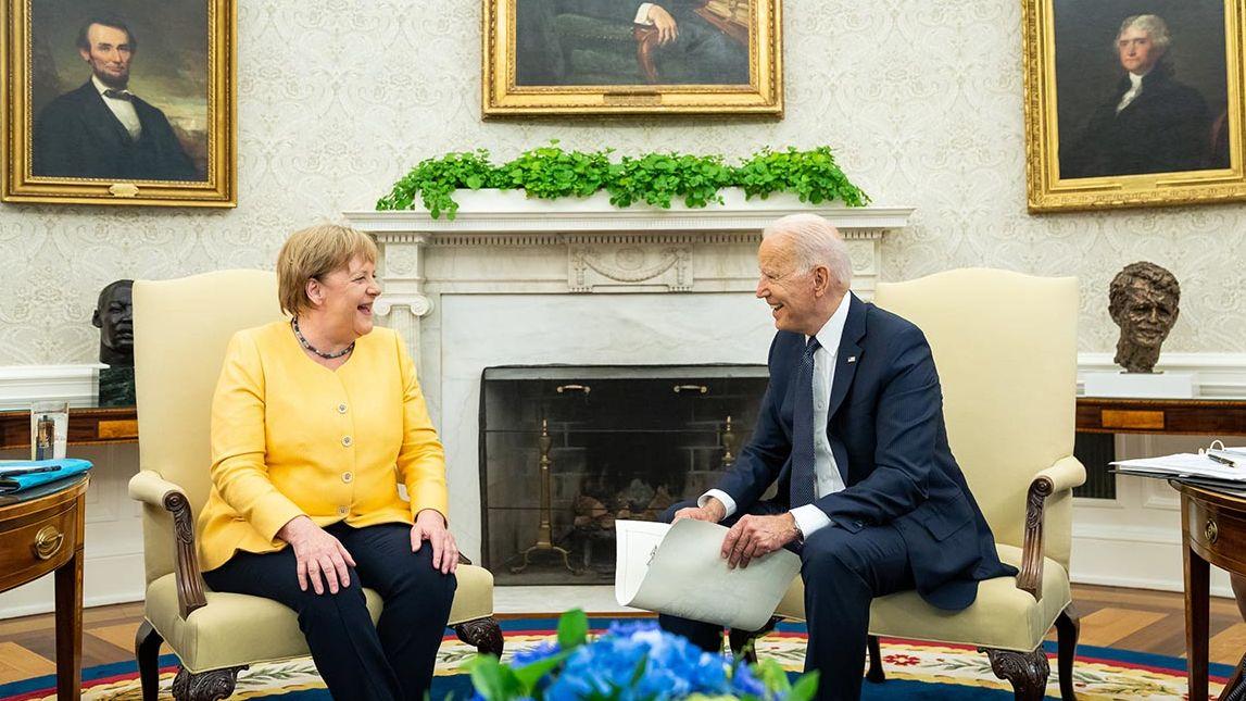 Die Handgeste von Angela Merkel als Symbol für deutsche Stärke und politische Stabilität