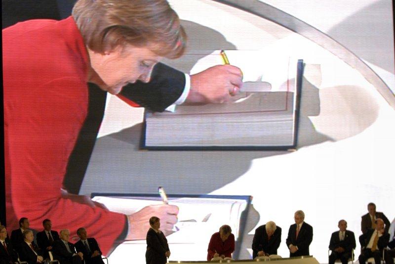 Angela Merkel auf einer internationalen Bühne, die europäische Einheit symbolisiert